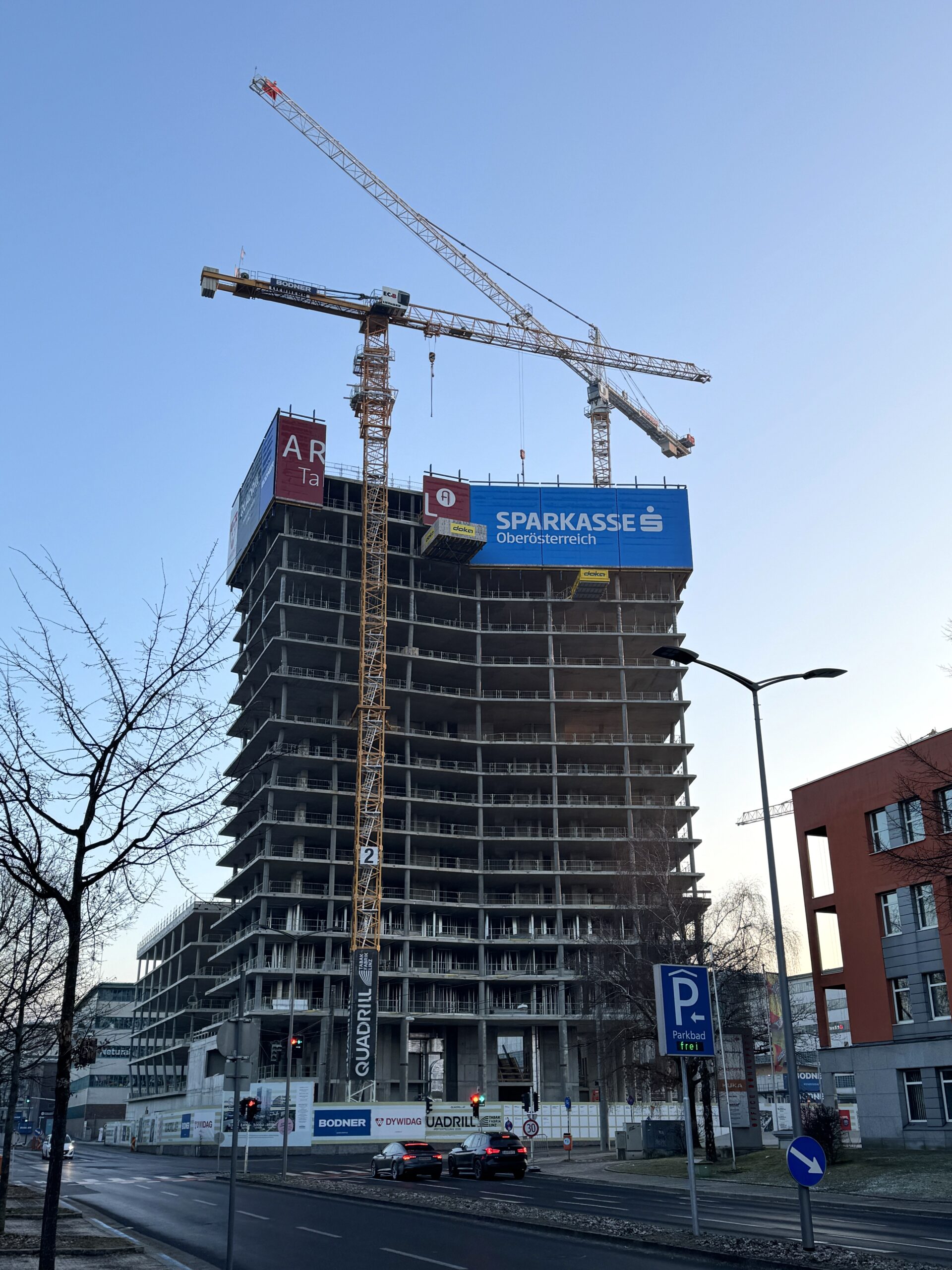Hochhaus-Baustelle mit Schwarzer Wanne